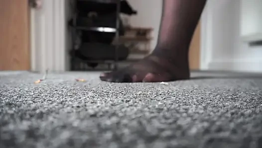 Riesin spielt Versteck mit geschrumpften kollegen