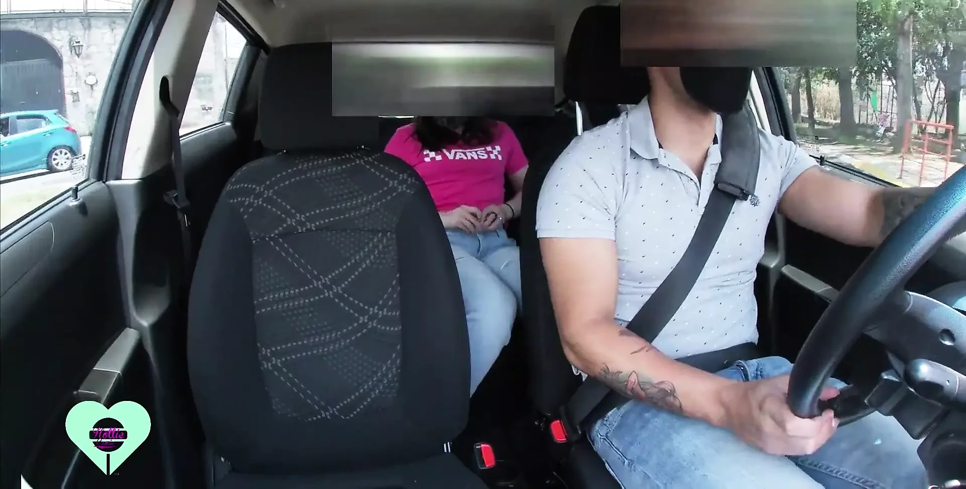 Bela jovem se masturba dentro do meu Uber e não percebe que estou gravando ela