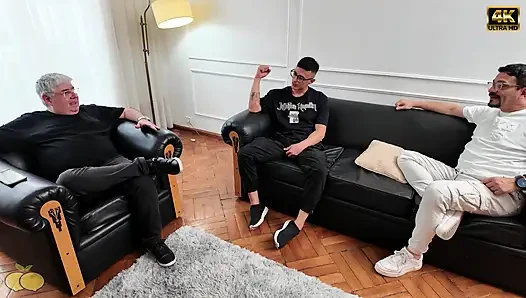 Aku lagi asik ngeliat kontol tetanggaku di seks threesome hot!