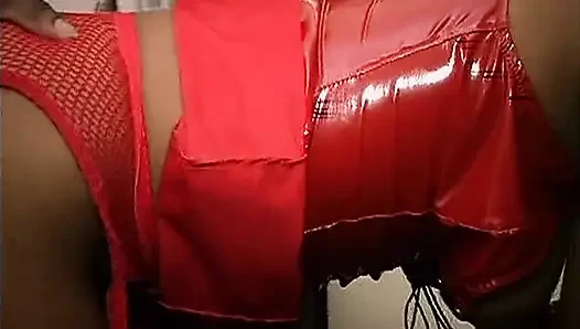 Kırmızı lateksli azgın orta yaşlı seksi kadın büyük büyük zenci yarağı dildoyla esnetiliyor