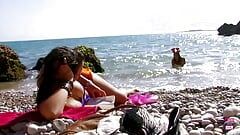 Un cuplu de lesbiene în bikini sunt întrerupte făcând în aer liber de o pulă tare
