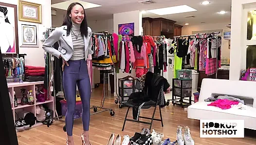 Bts - alexis tae pamer pantat bahenolnya di sesi pemotretan!