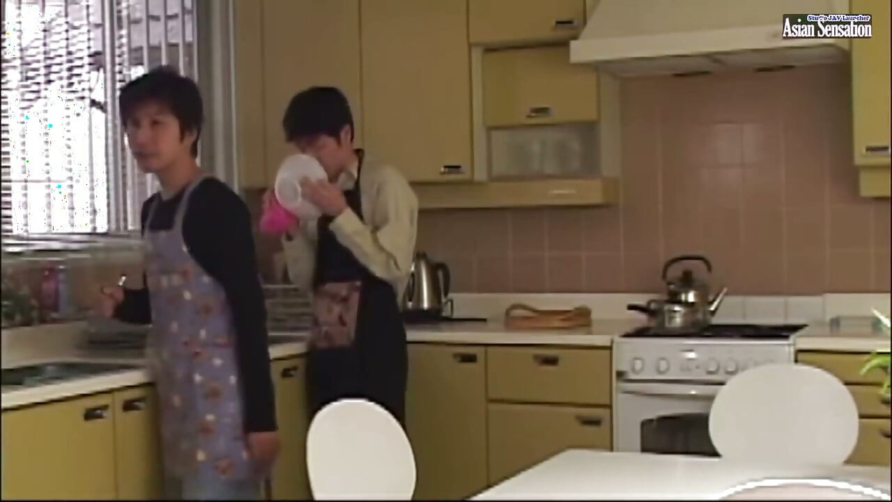 אישה בוגדת נאנחת כשחברו הטוב ביותר של בעלה חודר לתוכה! - חלק 1