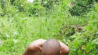 Tesão de pai careca sozinho na floresta, tesão e banho 🚿