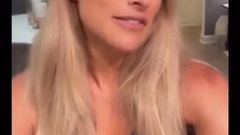 WWE Kelly Kelly (Barbie Blank) hablando de fetichismo de pies