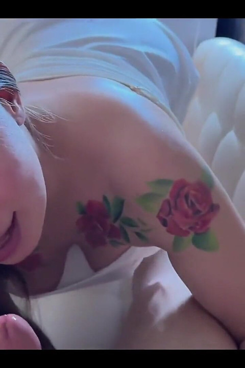 Een weelderige babe 's nachts neuken in de keuken willekeurige eigengemaakte neukpartij