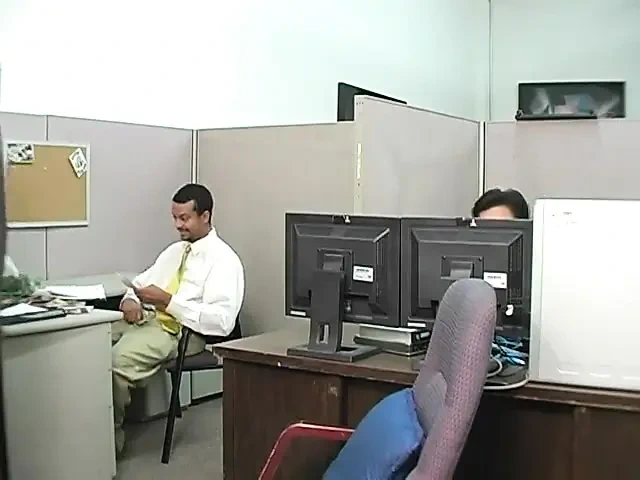 我在工作时吮吸大鸡巴