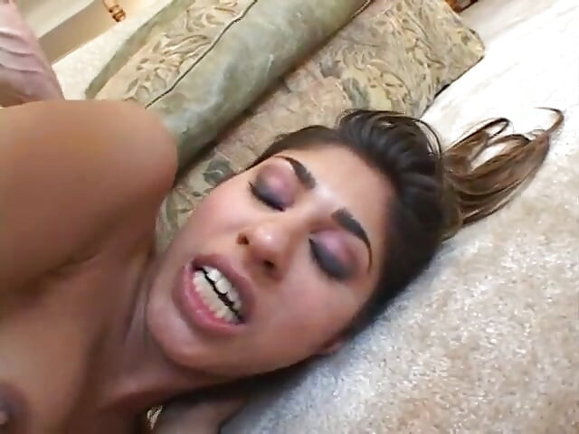 Indian bombshell reitet fetten schwanz des mannes auf seiner couch