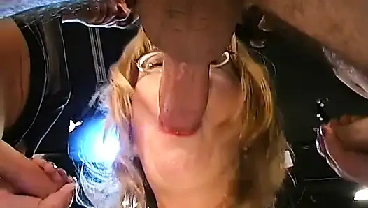 Blonde MILF Und Latina-schlampe Nehmen Fetten 8-zoll-schwanz Im Stripclub Tief in Den Hals