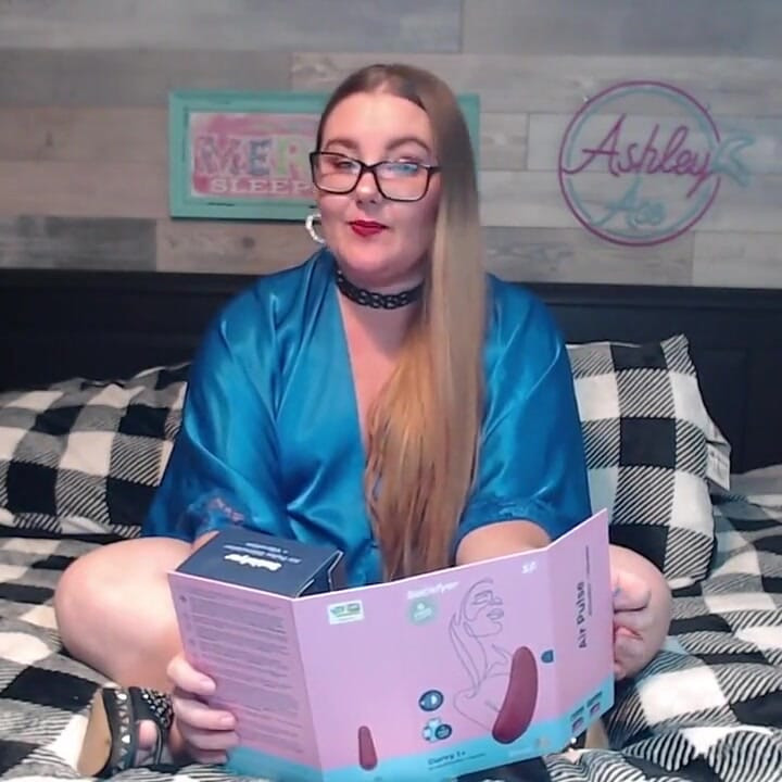 Ashley Reviews - Satisfyer Curvy 1