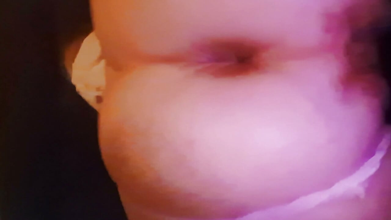 Post op trans análně šukána v růžové mikině od svého pána