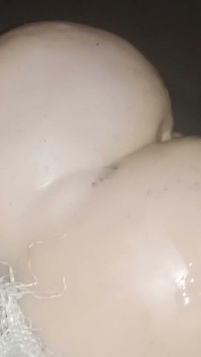 Bare se hvordan hjemmeboyen knuller og lager creampie i ræva når han er alene | Klipp 1