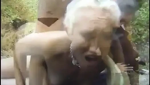 Azgın hatun açık havada büyük bir direk amına girerken inliyor