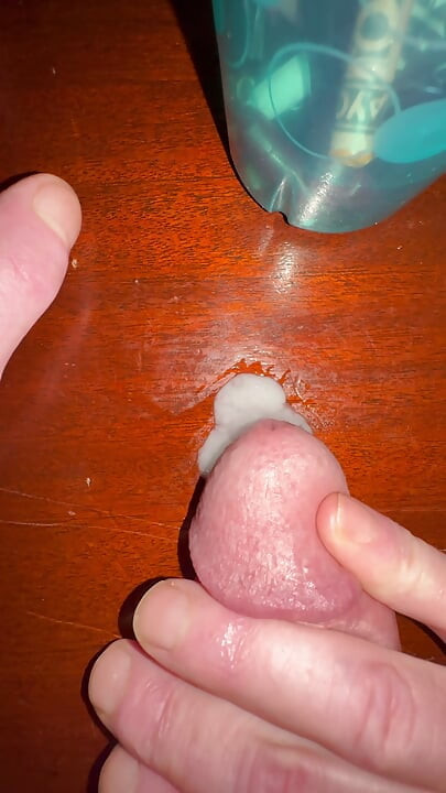 Esfregando na mesa com porra