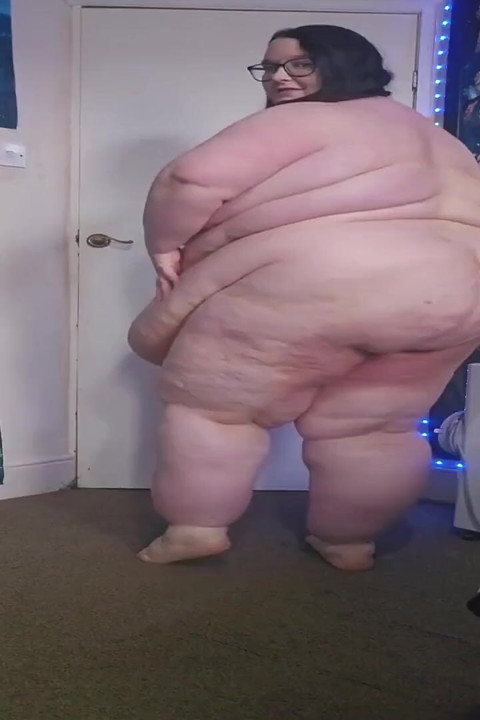 Ssbbw yerde domaltarak ve sonra sürünüyor