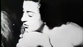2人の熟女がレズ、マンコとアナルを舐める。 1930年代