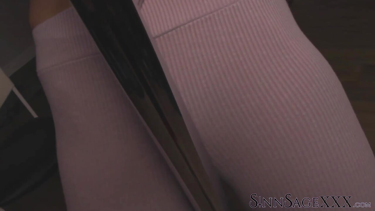 Deslumbrante madura Sinn Sage twerks sua bunda enquanto pole dancing sedutoramente
