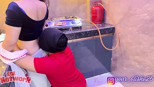 Bhabhi Ne Bulaya Sabzi Waale Ko Gharpe aur phir Ghapa-gap-ghapa-gap...