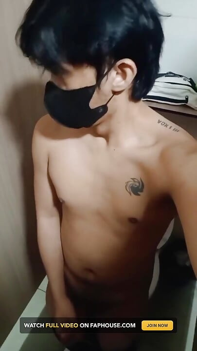 Siap untuk ayah tiri, di mana kamu? Pinoy twink lagi asik masturbasi sampai dicrot sperma
