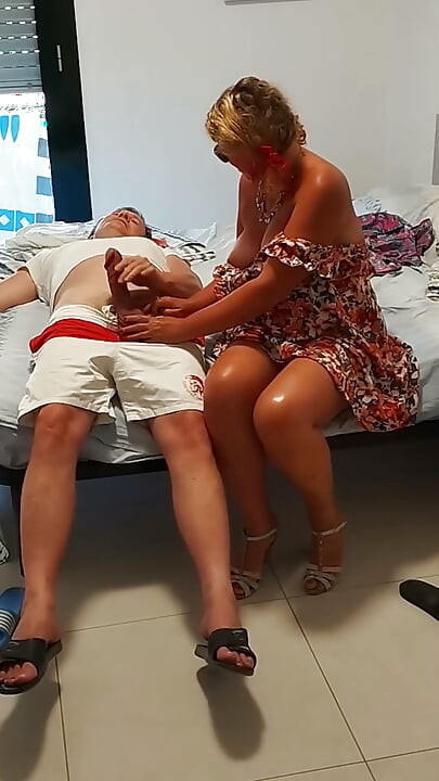 Egy gyönyörű ribanc kiszopta az összes spermát a farkamból a hotelban, és az utolsó cseppig kipréselte belőle.