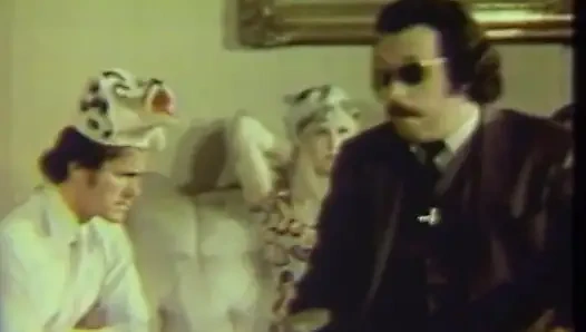 Лизание черно-белой киски в спальне