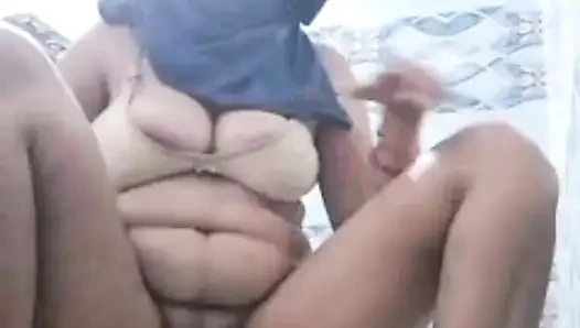 Bhabhi bathroom me apna boob's or chut sahla rahi h