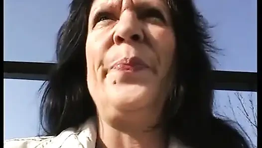 Dies ist solo-session mit deutscher reifer dame, die gerne masturbiert