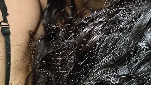 Küçük üvey kız kardeşime yarağımı emdirdim ve sonra onu siktim.