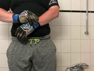Portero gordo se masturba después de un duro entrenamiento de fútbol