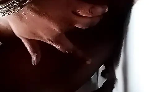 Schwägerin entleert das wasser aus ihr