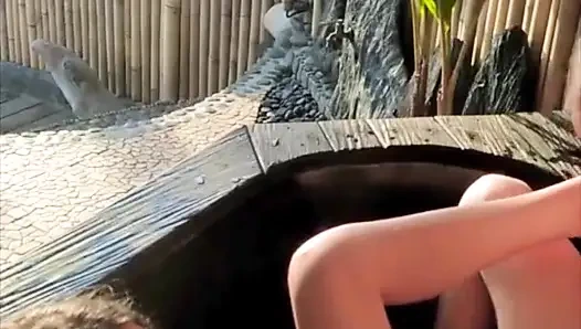 Трахаю молодую пару на веранде на улице