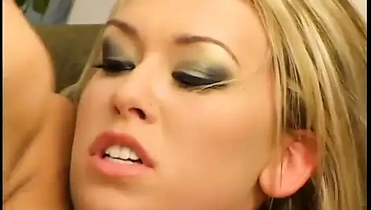 Männer ficken das enge kleine arschloch dieser blonden teen-schlampe anal