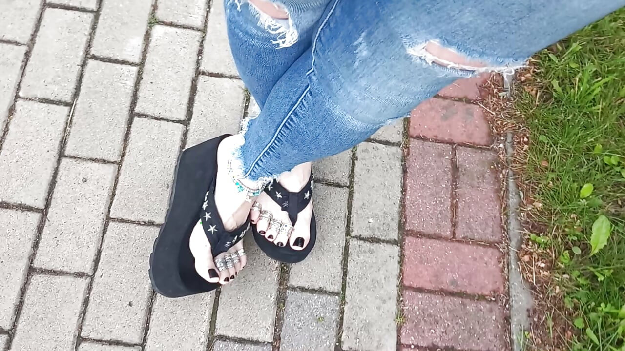 Sexy feet in black platforms, toe rings & anklets + ripped jeans