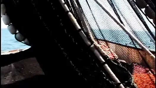 Die riesige schlampe wird von einem mann in einem Delfinkostüm gefickt und besahnt