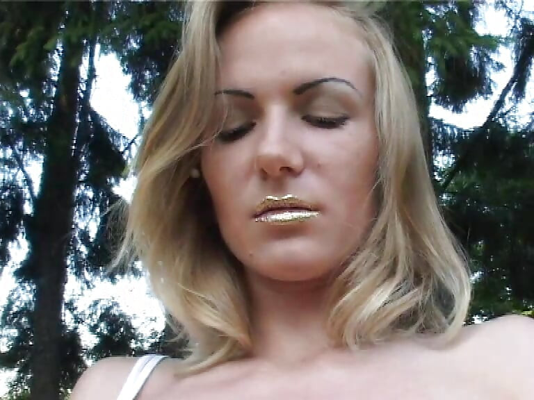 Une grosse bite bien dure en levrette dans la nature