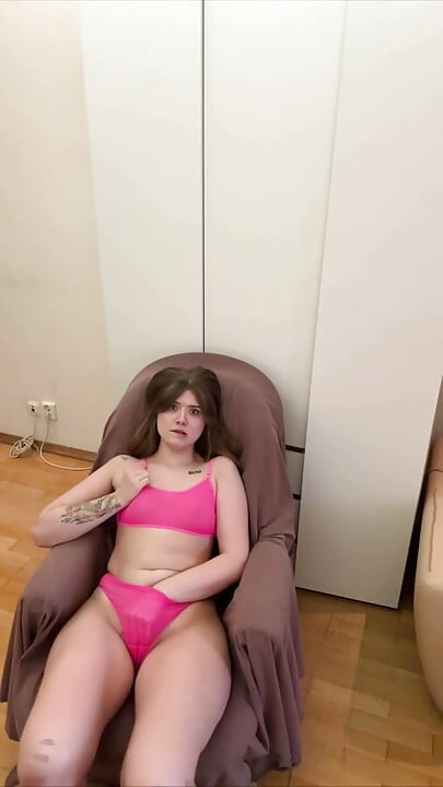 18 岁女孩在镜头前自慰达到高潮