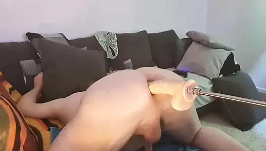 Makine yüksek sesle osuruklarla sikiliyor