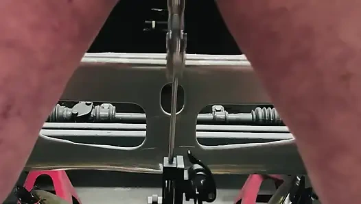 Толстушку в латексе отдолбила машина для траха