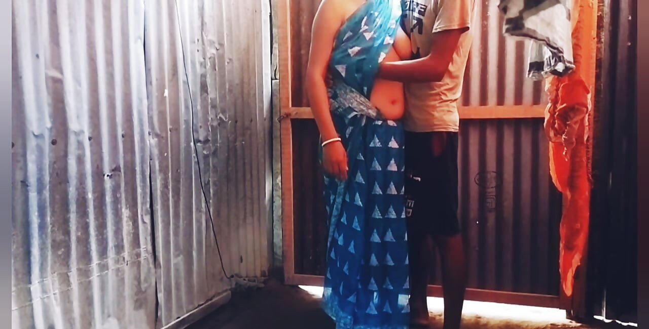 Fată sexy din satul desi bhabhi cu sari frumos este futută tare în aer liber