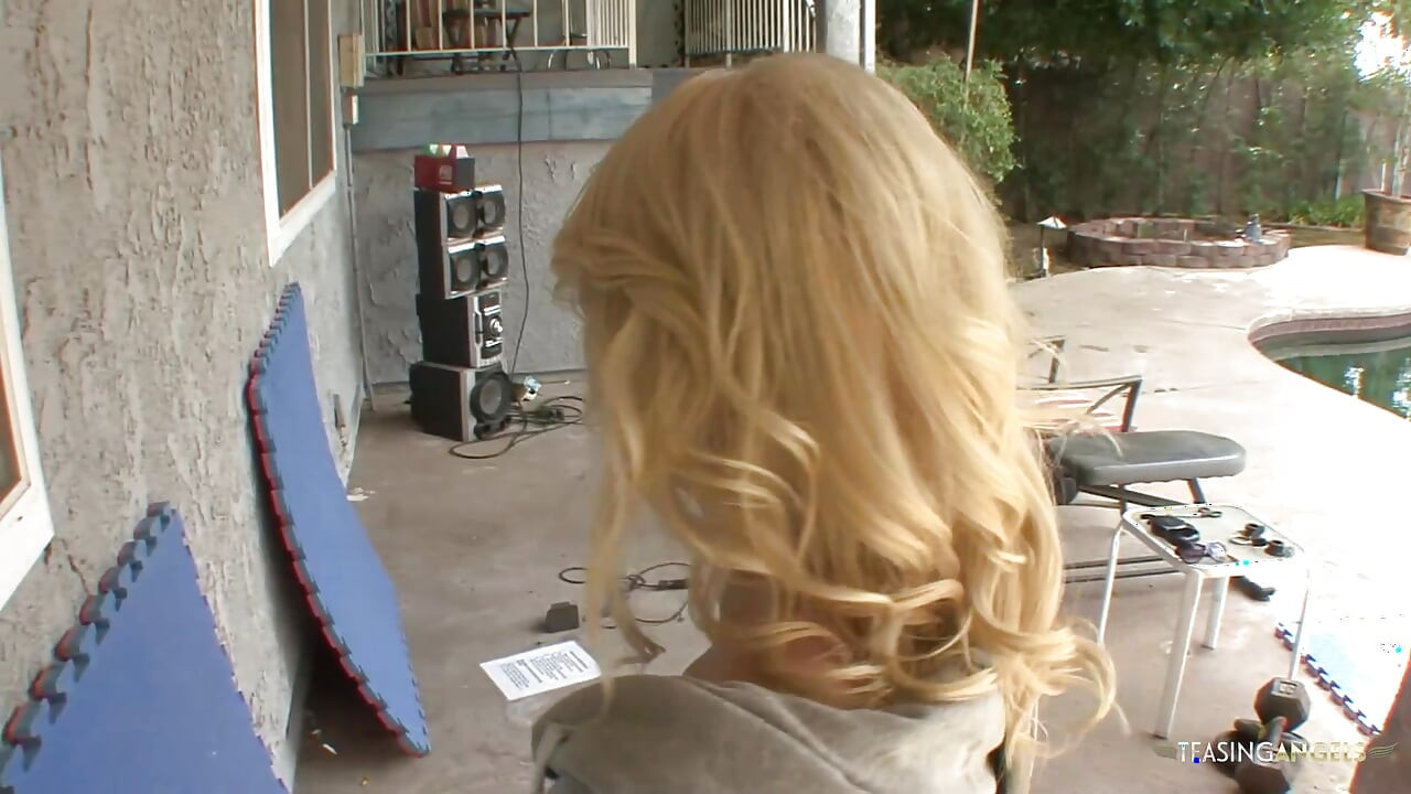 Blonde teen breaks into a house and gets her pussy penetrated