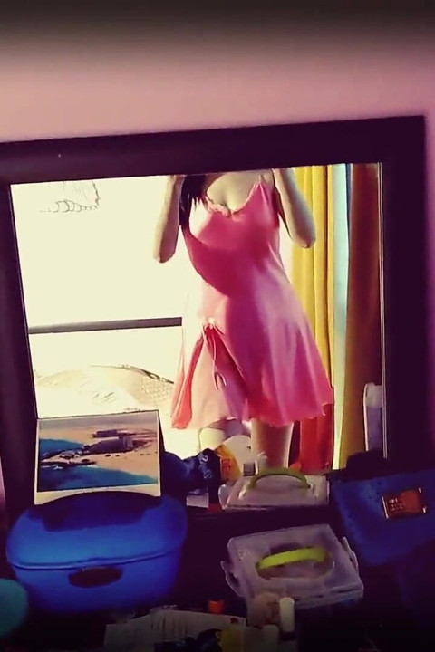 MAMĂ SEXY RUSOAICĂ ÎȘI EXPUNE LOCURILE INTIME. Buze mari păroase cărnoase - Ginnagg