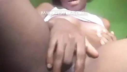 Pacarku ngirimin aku video masturbasi memeknya yang basah sebagai hadiah baru