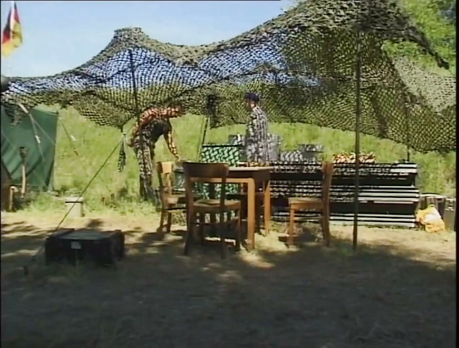 Soldados fazem sexo em grupo ao ar livre no campo com caminhantes sacanagem