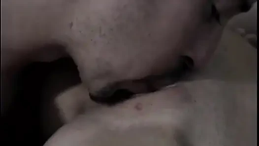 Kristina gırtlağına kadar ne kadar iyi sikişdiğini göstermek istiyor
