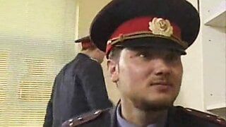 Русская полицейская трахает брюнетку-короткошерстную толстушку
