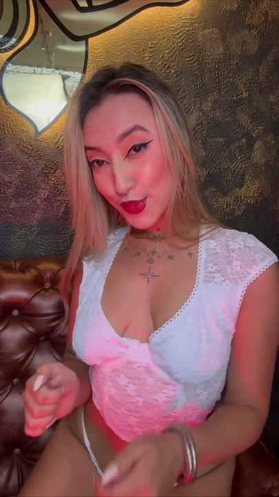 The Curvy Blonde You Won’t Forget