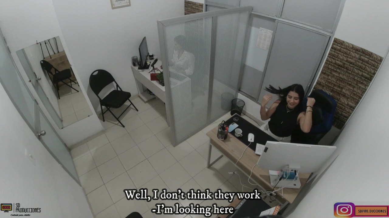 为了减轻压力，我给了我的同事在她的大阴户上几个很好的吻 - 西班牙语色情