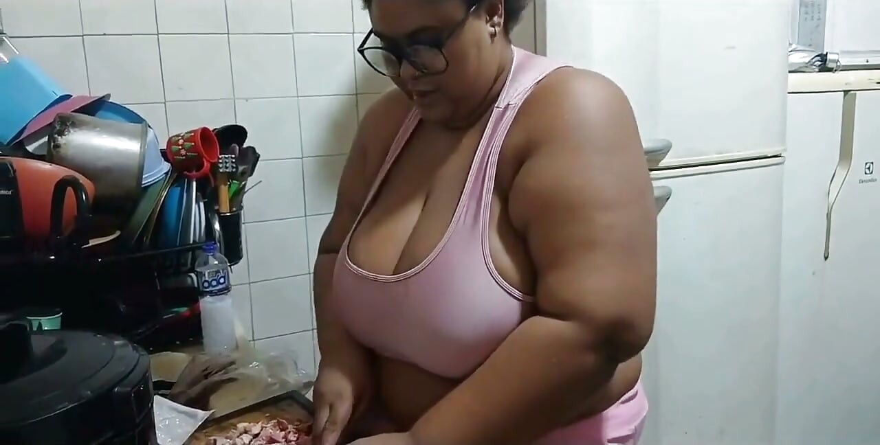 Stepmother in the Kitchen, Fucking Until She Gets a Lot of Cum in Her Mouth.