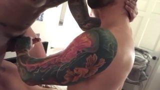Тройнички с татуированными почками в спальне