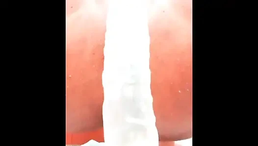 Si cantik Asia mungil memegang kendali dengan dildo besar